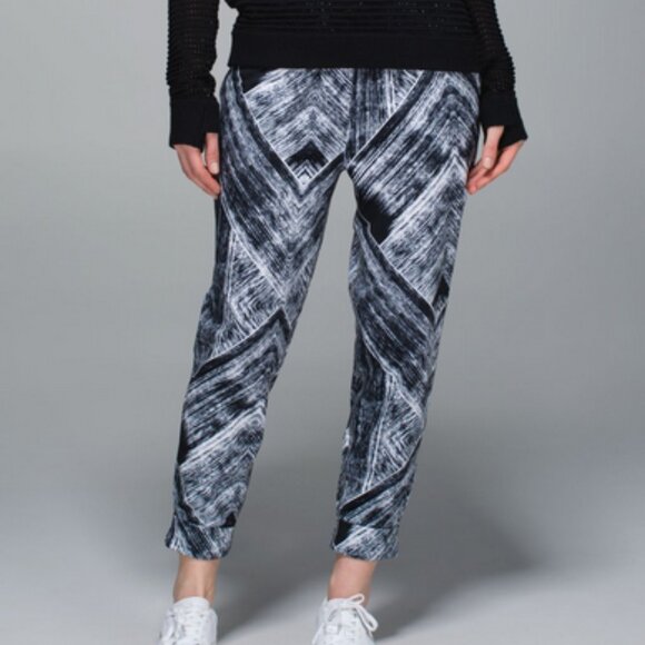 lululemon athletica Pants - Lululemon Jet Crop Size 6 Full-On Luon Heat Wave White Black Yoga Gym